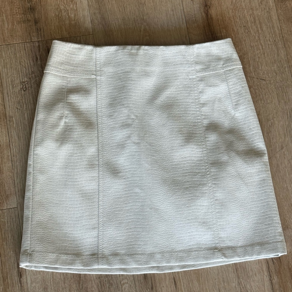Brand New w/ Tags attached beige crocodile patterned skirt size Small